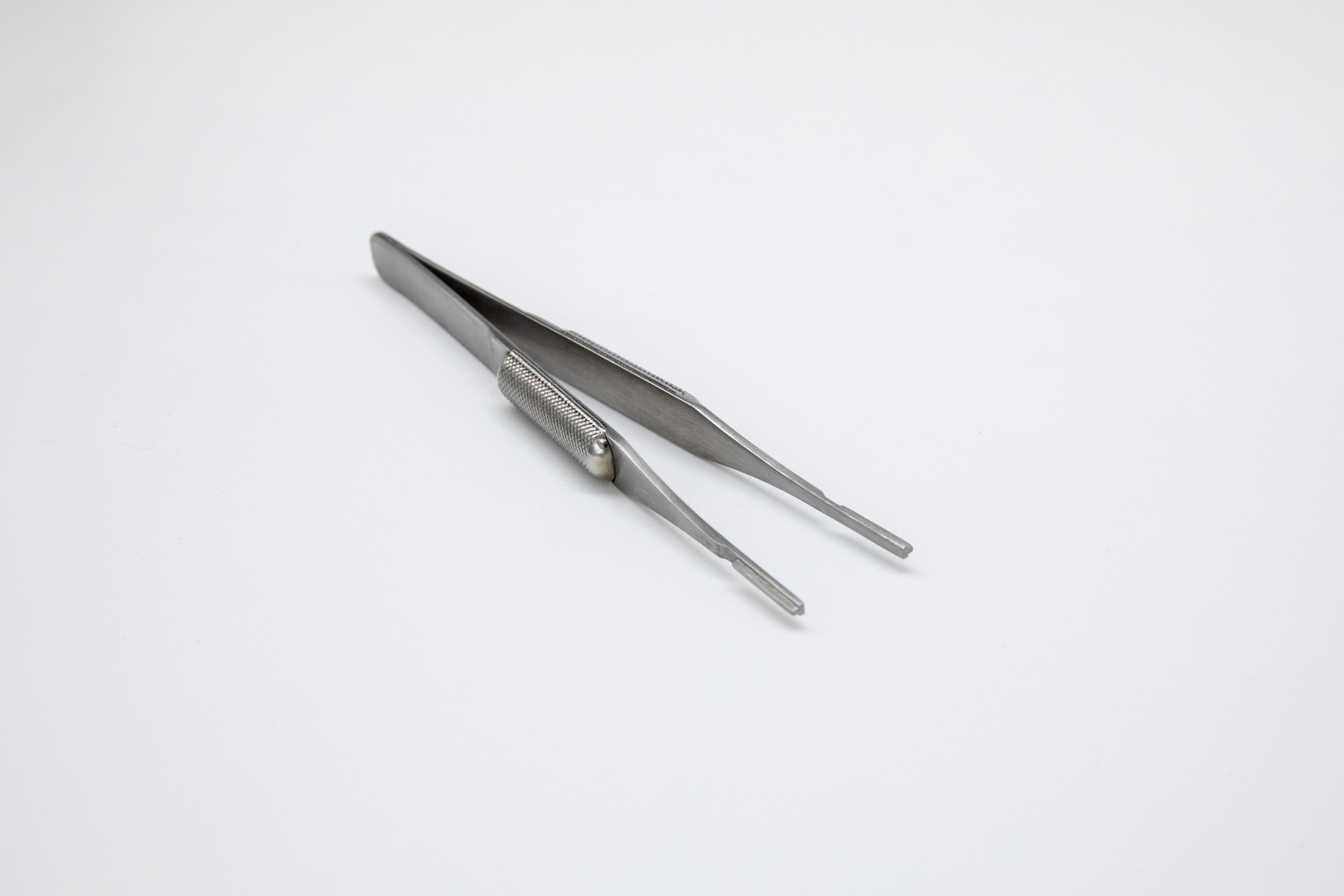 Single-handed tool for upper eyelid eversion and lower eyelid eversion to simplify taking images with a meibographer.  A stainless steel handle to be used in conjunction with single-use disposable tips.